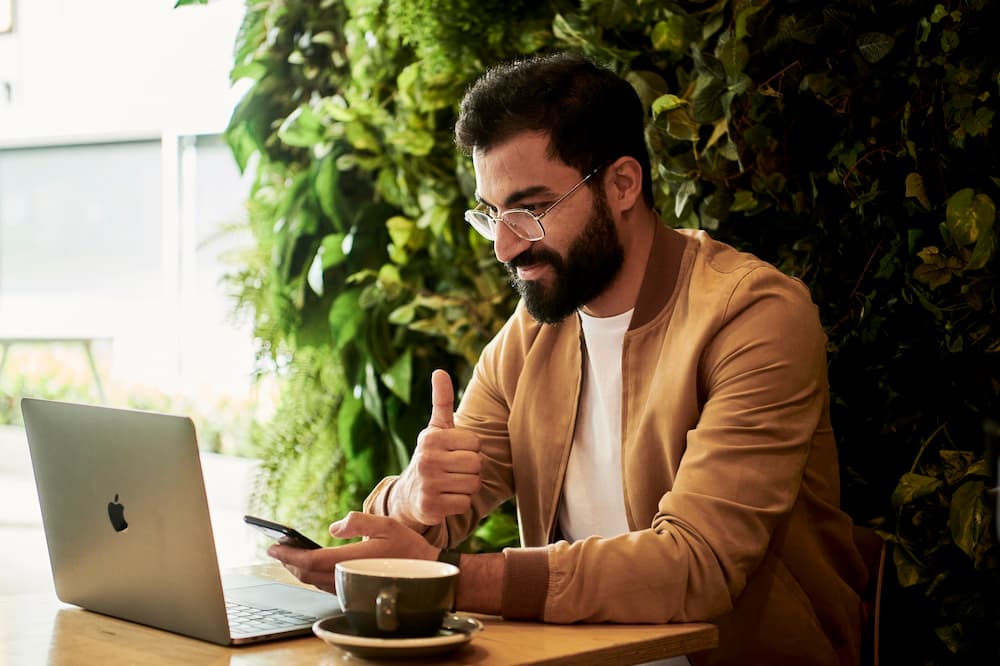 A person logging on to an Online Networking session in order to get 10 tips for successful online networking